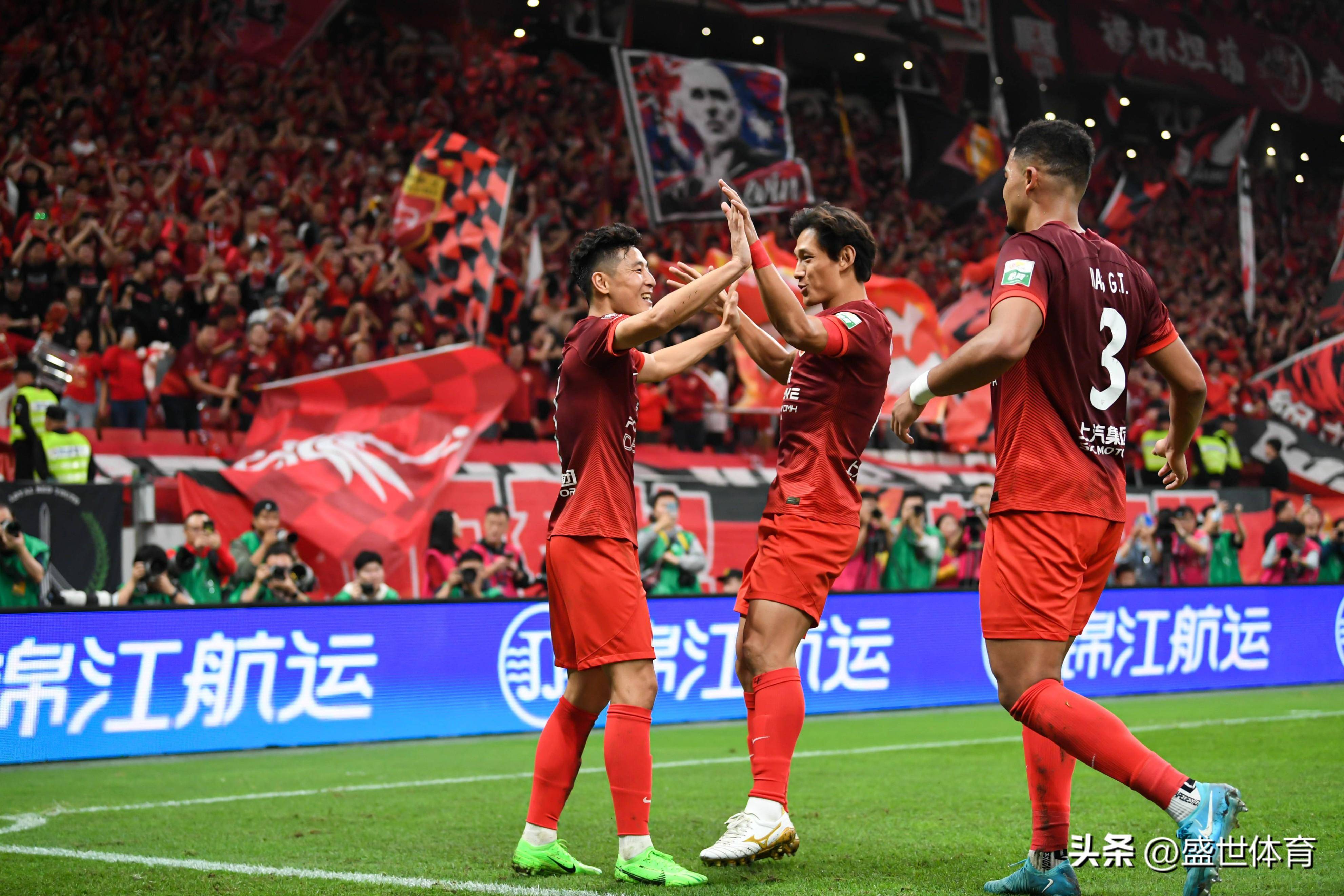 上港击败对手，继续追逐中超冠军梦想