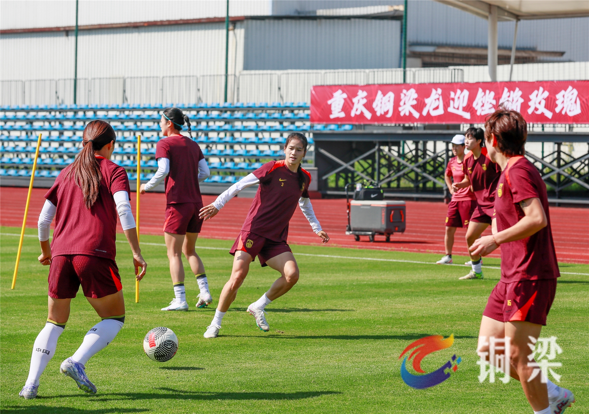 足球赛事更新：女足比拼的团队拼搏精神！